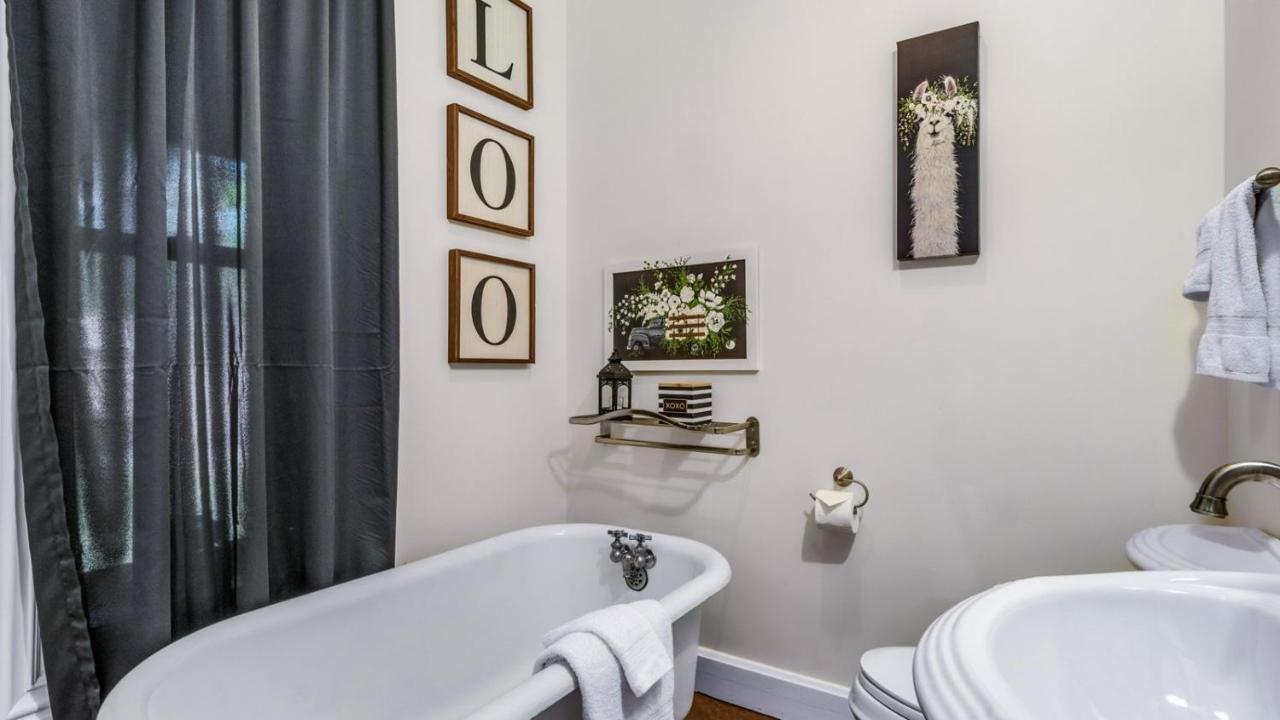 The Woodbridge House Hotel Kingsville ภายนอก รูปภาพ
