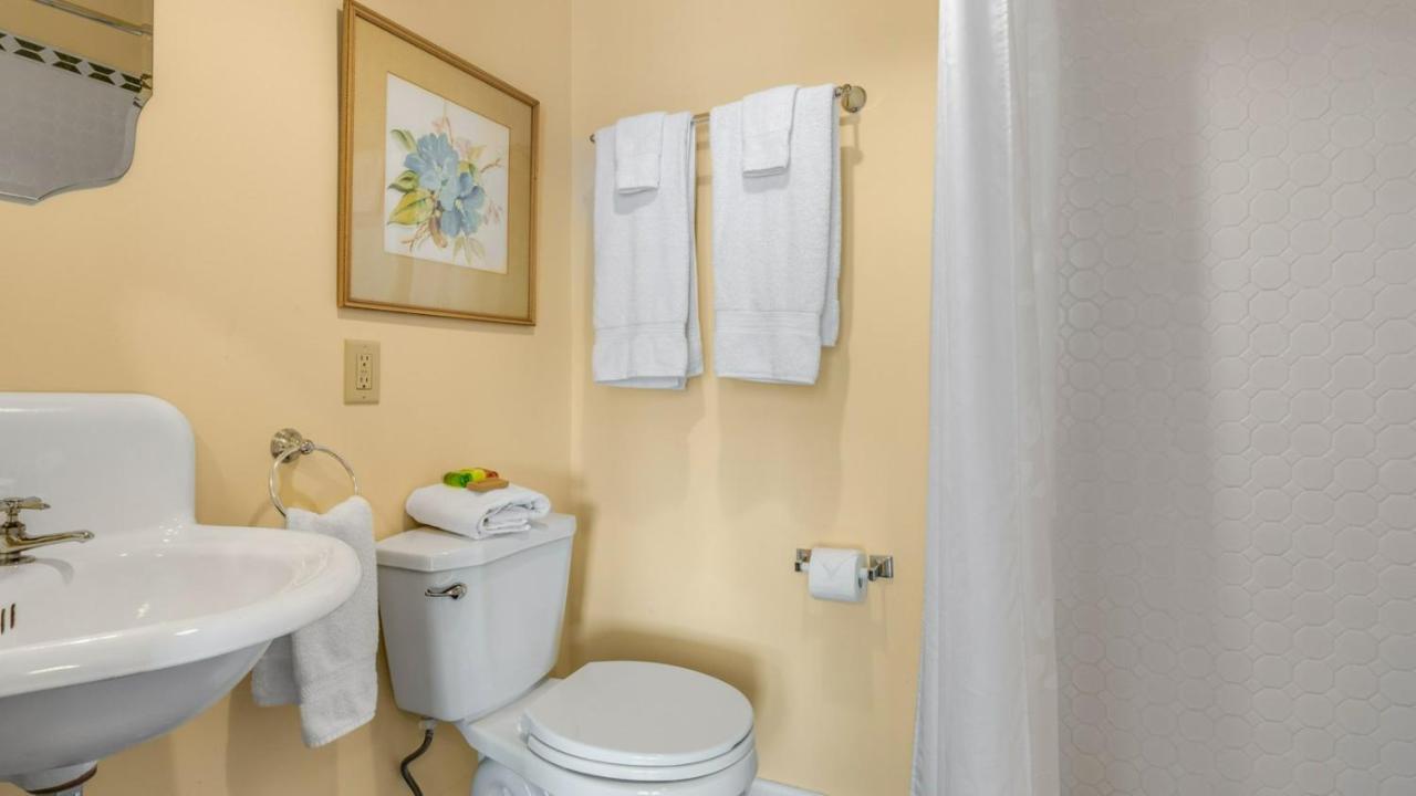 The Woodbridge House Hotel Kingsville ภายนอก รูปภาพ